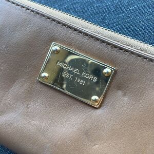 Michael kors wallet tan leather - small imprint in leather (pictured)